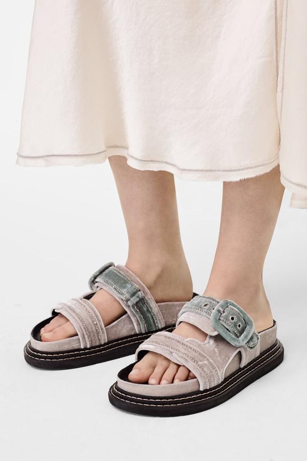 Sandalias grises de terciopelo con plataforma, de Zara (79,95 euros).