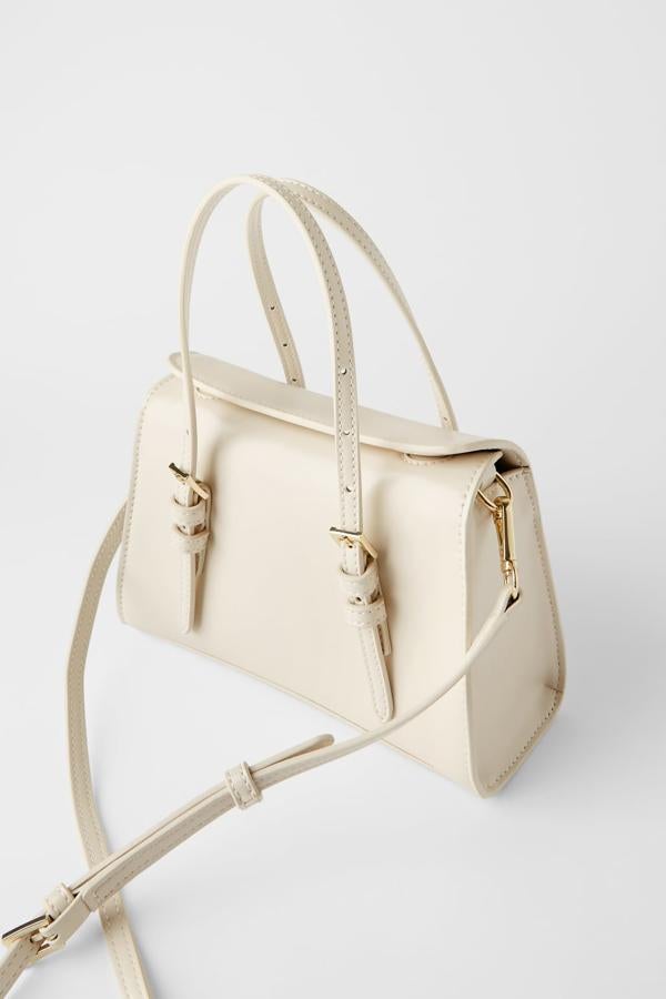 Este bolso blanco (también está disponible en amarillo) con asa de mano y de hombro regulable, es de Zara y actualmente está rebajada a 15,99 euros.