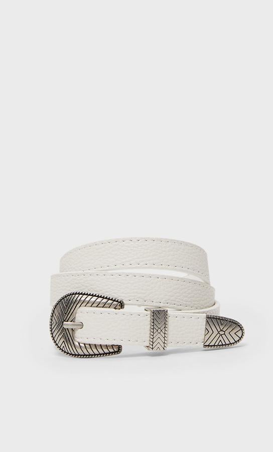 Con un precio increíble, 5,99 euros, este cinturón de Stradivarius rematará muchos de tus estilismos esta temporada. Con hebilla plateada, está también disponible en color negro.