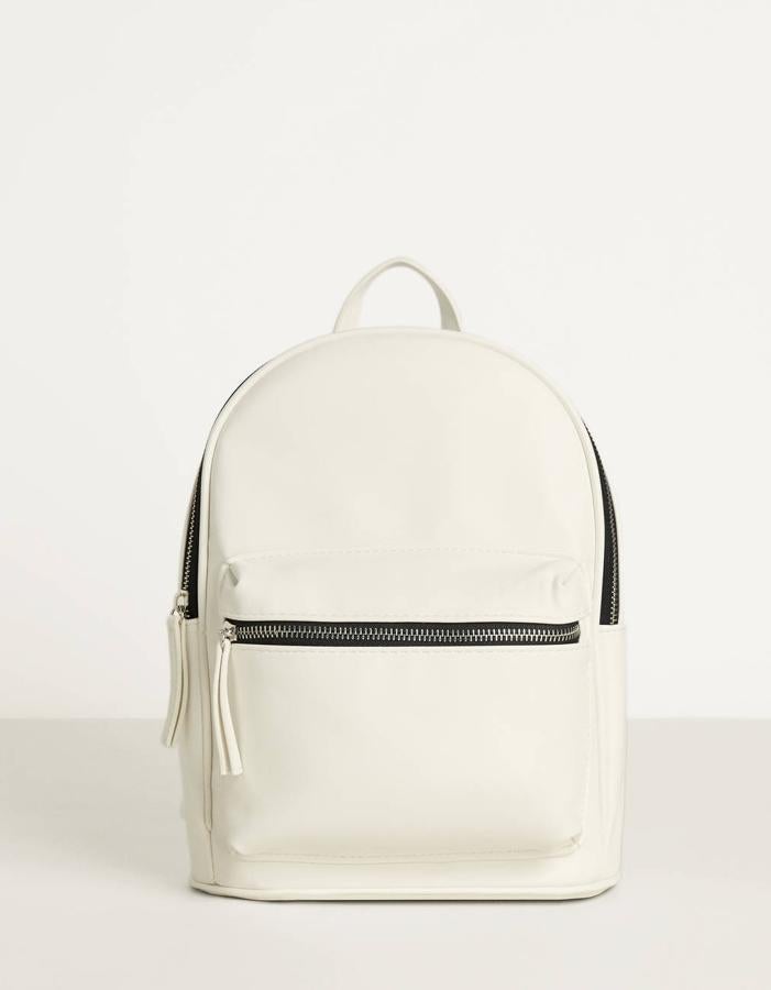 Bershka nos propone esta mochila blanca de efecto piel, que se convertirá en un básico de tu día a día esta temporada. Además, está rebajada, y cuesta 9,59 euros.