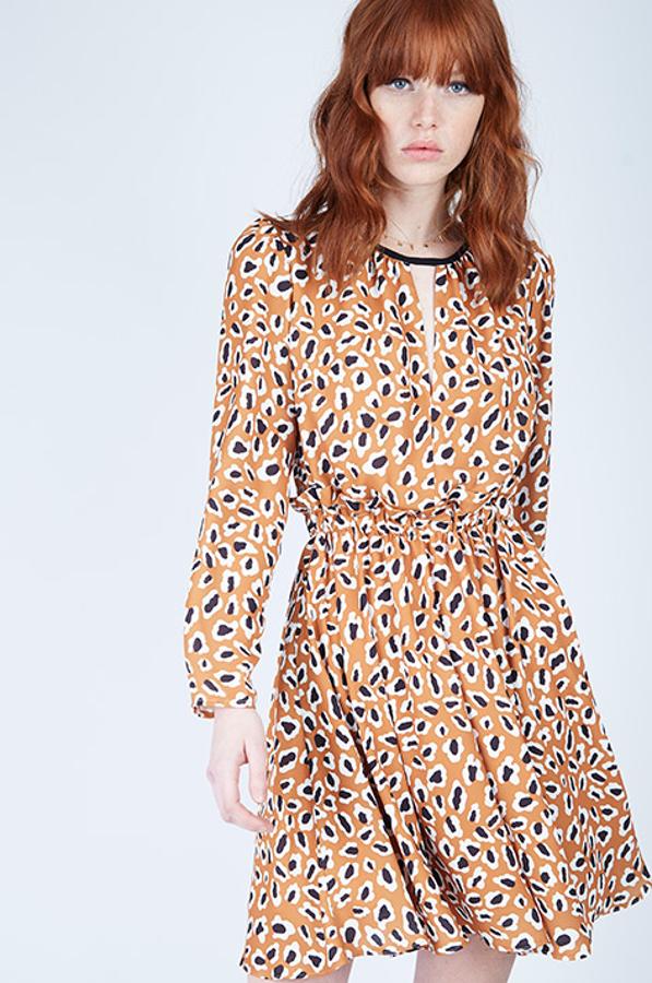 Vestido de manga larga y ceñido a la cintura en tono marrón con estampado a manchas en azul. Con abertura delantera, ahora tiene un precio de 23,97 euros.