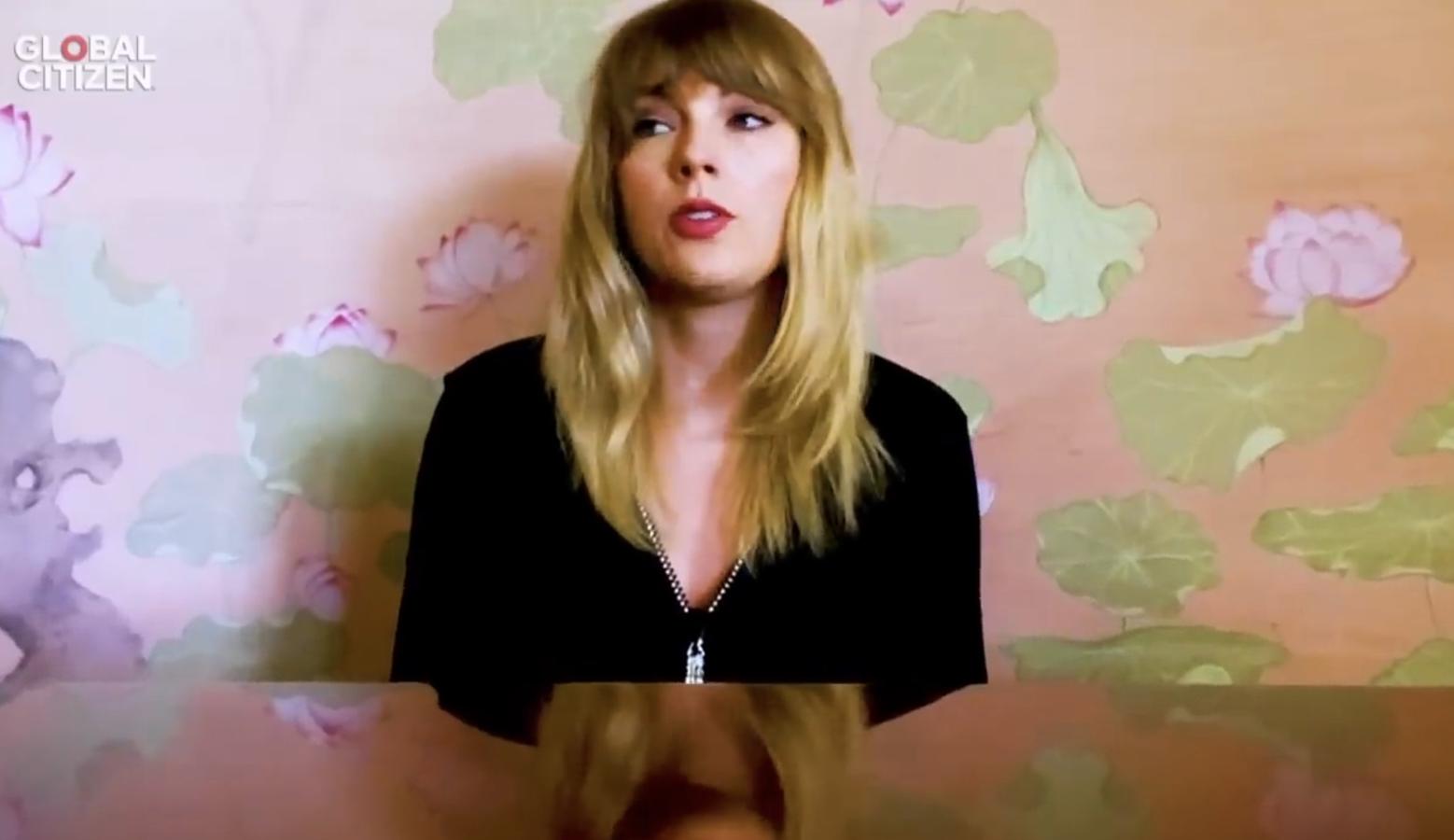 Con el piano como único acompañamiento, Taylor Swift interpretó el tema 'Soon You´ll Get Better'.