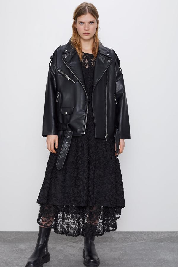 En tu armario no puede faltar una cazadora biker oversize como esta, de efecto piel y cremalleras metálicas. Con aplicación de cinturón del mismo tejido con hebilla, es de Zara y tiene un precio de 49,95 euros.