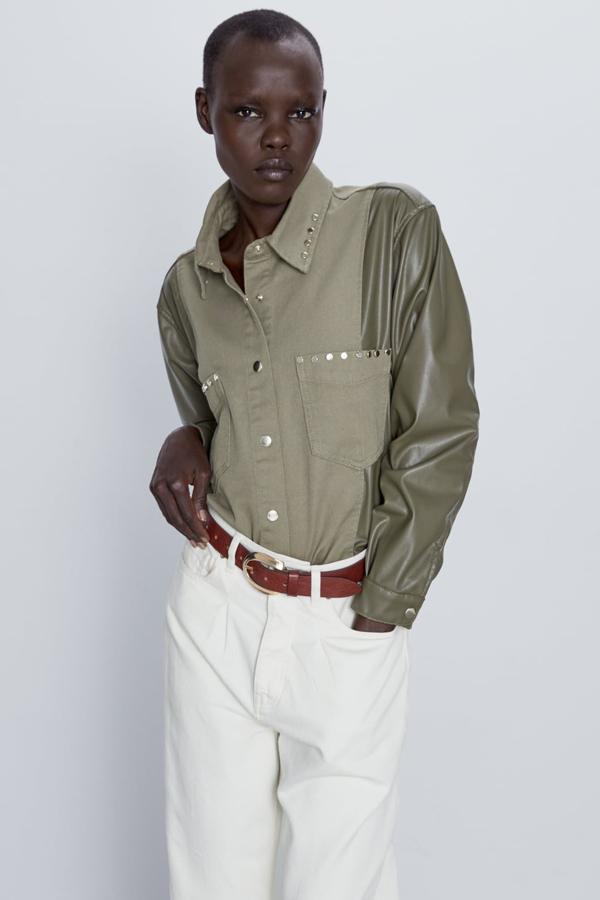 Una de las cazadoras más originales de la temporada la trae Zara. En color kaki y con tejido combinado con efecto piel, tiene aplicaciones metálicas y un precio de 39,95 euros. Está disponible desde la talla XS a la XL.
