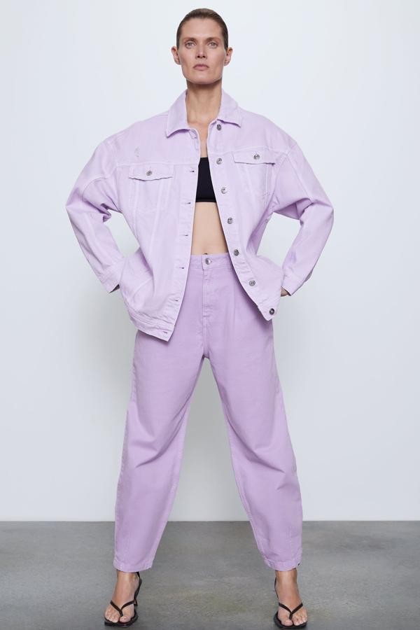 Esta cazadora denim oversize de Zara está disponible en color lila claro, blanco o azul oscuro. Con bolsillos delanteros y detalle de rotos, tiene un precio de 29,95 euros y puedes encontrarla desde la talla XS a la XL.