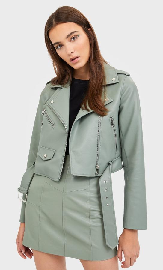 Stradivarius nos propone esta cazadora básica de efecto piel con cinturón en color verde (también la encontramos en negro y en crudo). Con solapas y cremalleras metálicas, tiene un precio de 25,99 euros y está disponible en las tallas S, M y L.