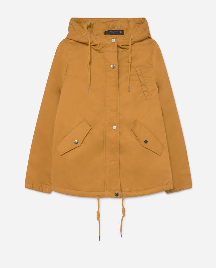 Disponible en color mostaza o kaki, esta cazadora ligera con capucha de Lefties tiene un precio de 17,99 euros y está disponible desde la talla S a la XL.