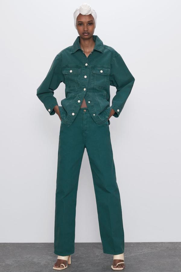 Con botones a contraste y bajo con aberturas laterales, esta cazadora denim de Zara en color verde tiene un precio de 39,95 euros y está disponible desde la talla XS a la L.