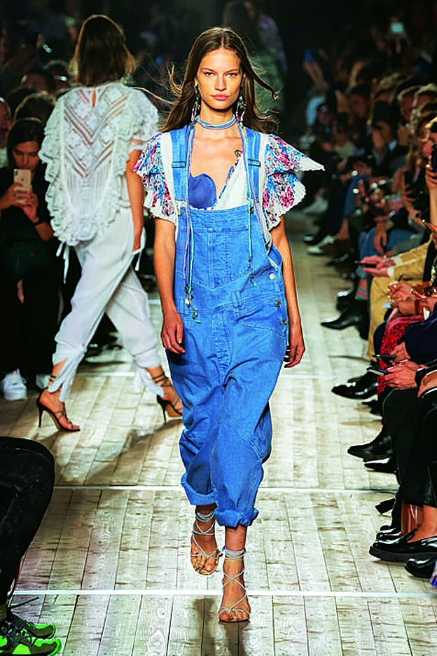 La transversalidad que ha demostrado a lo largo de los años el tejido vaquero se traduce ahora en su vertiente sostenible. Una iniciativa a la que cada vez más firmas se suman, desde las pasarelas hasta las firmas de fast fashion.