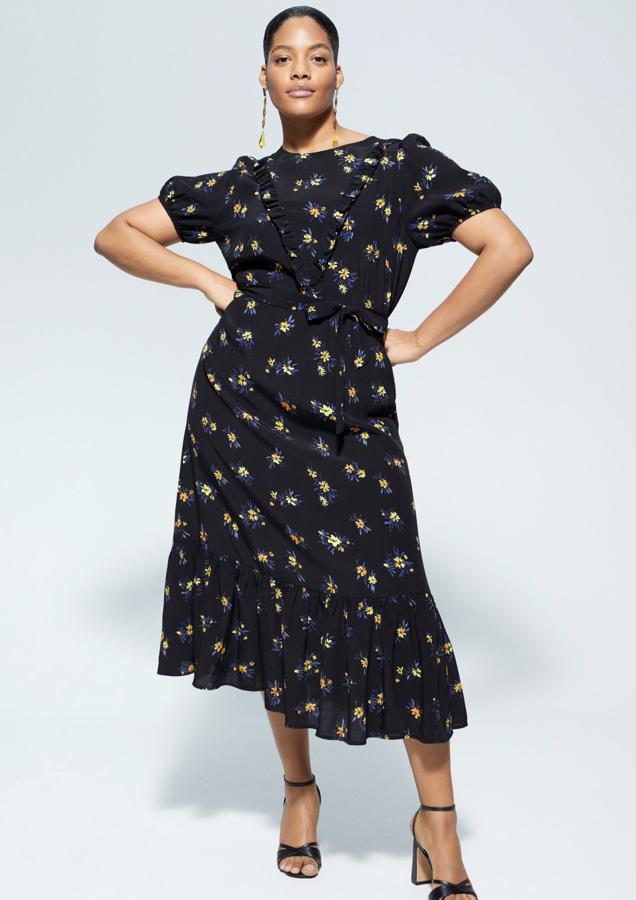 Con fondo negro y estampado floral, este vestido acampanado con manga corta abullonada y lazo a la cintura, tiene un precio de 49, 99 euros.