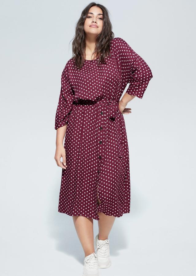 En color granate con lunares en blanco, este vestido de manga larga y cintura elástica sienta genial. Con lazo a la cintura y cierre de lágrima en la parte posterior, tiene un precio de 49,99 euros.