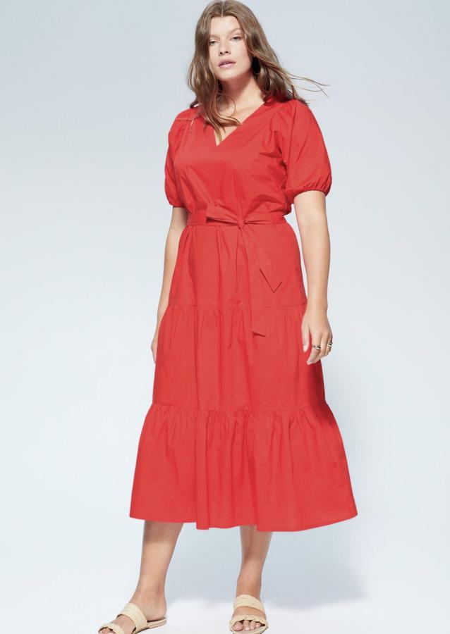 En color rojo, este vestido midi de algodón cuesta 49,99 euros. Con cuello de pico y volantes en la parte baja, se ciñe a la cintura con un lazo.