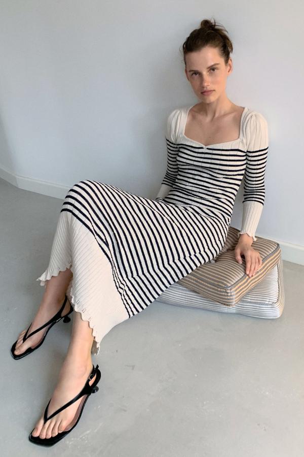 Este vestido de punto blanco con rayas negras de Zara tiene un precio de 29,95 euros. Cuenta con onda en el bajo y está disponible en las tallas S, M y L.