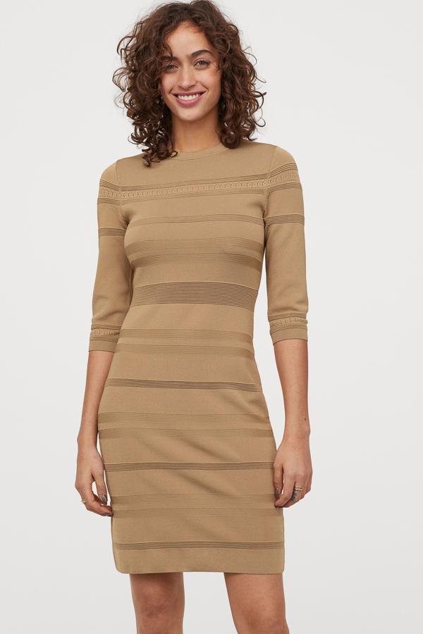 En H&M también nos encontramos con este vestido entallado en punto fino con brillo, rayas en punto con textura y manga tres cuartos. Disponible en color beige y azul oscuro, tiene un precio de 39,99 euros.