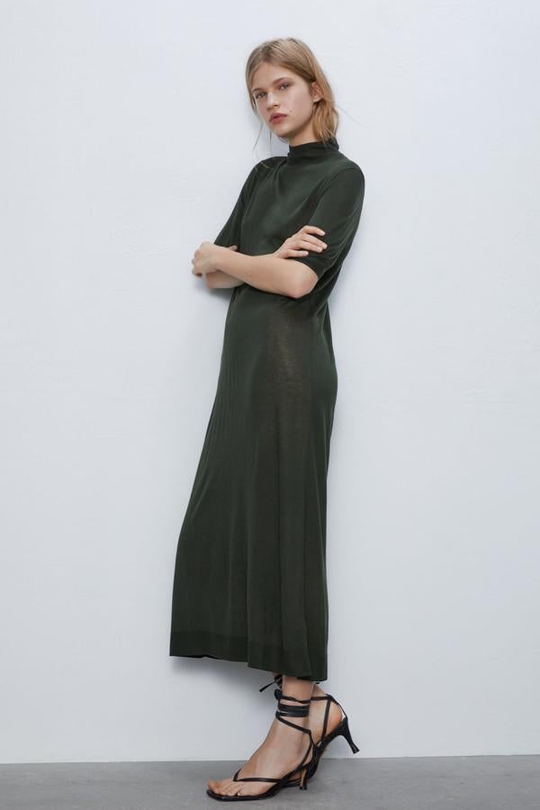 Este vestido midi de punto en color verde botella de Zara está causando sensación. Con cuello subido y de manga corta, tiene un precio de 25,95 euros. Está disponible en las tallas S, M y L. Cuenta con el cárdigan largo a juego.