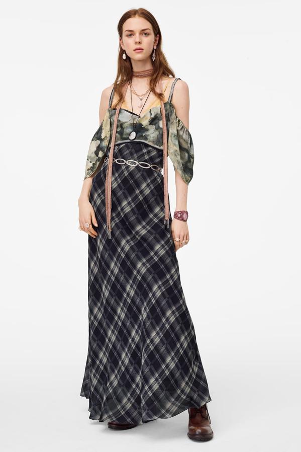 Con escote recto y tirantes finos, este vestido con estampado de cuadros en tonos azulados y grises tiene una aplicación de tejido fluido combinado a contraste en el pecho y las mangas. Cuesta 89,95 euros y está disponible entre las tallas XS y L.