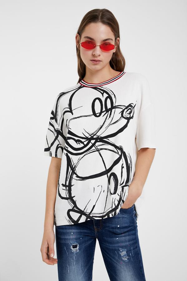 ¿Fan de Mickey Mouse? Esta es tu camiseta, de corte oversize y detalle deportivo en el cuello, te la pondrás con todo. Costaba 59,95 euros pero con los descuentos de mitad de temporada  se ha quedado en 41,97 euros.