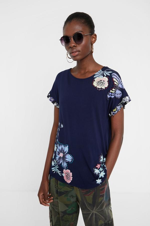 Aparentemente sencilla, pero con los detalles precisos de flores y mariposas que la convierten en una prenda especial. ¡No te pierdas tampoco sus volantes en las mangas!  Está rebajada de 39,95 a 27,97 euros.