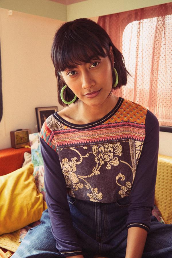 De manga francesa y detalles de cenefas y tachuelas metálicas, este modelo de Desigual está entre una camiseta y una blusa, para las más indecisas.  Cuesta 39,95 euros.