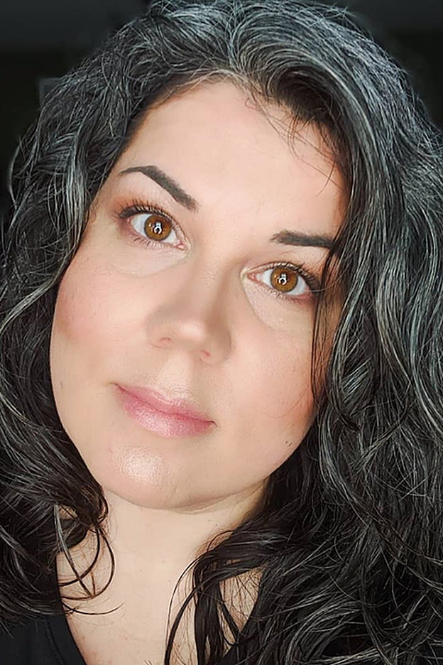 Aunque no tengas una melena completamente gris, las canas pueden producir un contraste fantástico con una melena oscura.