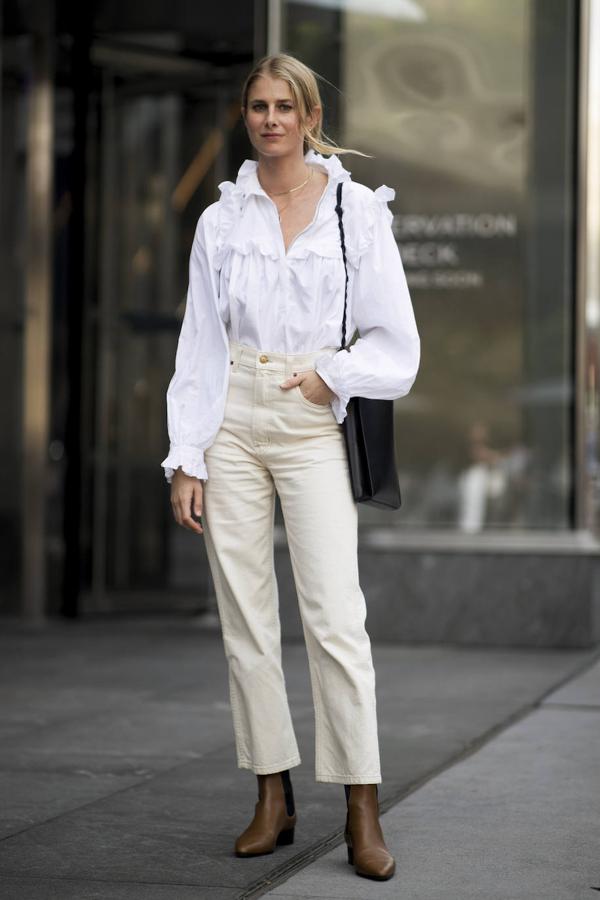 Los blancos o color crema nos han enamorado en total look. Esta mezcla de tonalidades es de sobresaliente.