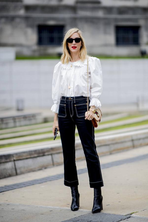 De corte setentero, este tipo de vaqueros con una ligera campana en el bajo y bolsillos rematados por fuera, además d ehacer tipazo, quedan perfectos con una blusa romántica con cuello bobo como las que se llevan esta temporada.