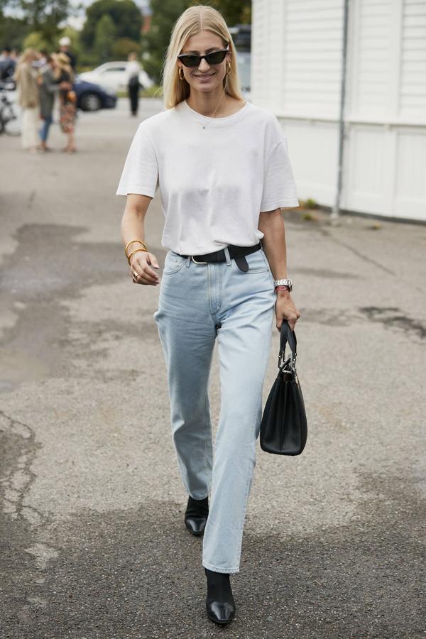 El combo minimalista perfecto: vaqueros y camiseta blanca. No te comas la cabeza, la perfección está más cerca de lo que piensas... ¡y es mucho más fácil!