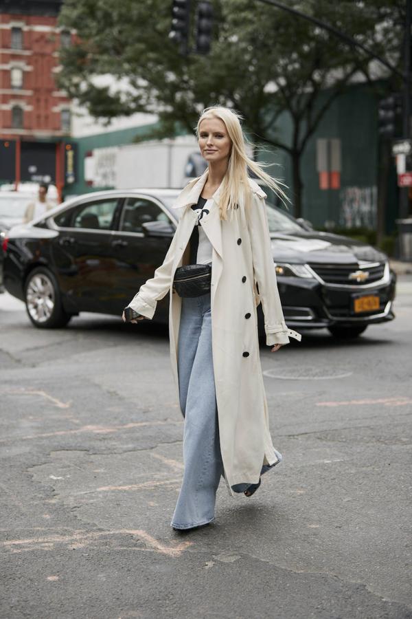 Con una gabardina fluida. No se nos ocurre mejor acompañante para unos vaqueros.