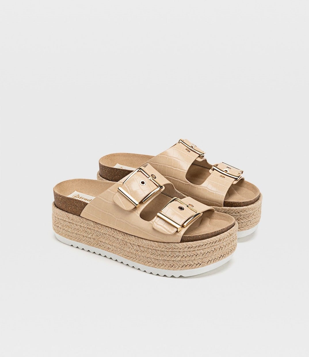 Otro clásico que vuelve cada verano son las sandalias yute con esparto. Estas de la nueva colección de Stradivarius en color natural nos han conquistado y ya estamos contando los días para que se agoten. (29,99 euros).