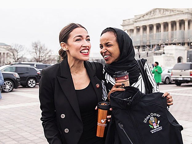 Alexandria Ocasio-Cortez junto a la congresista demócrata y refugiada somalí Ilhan Omar.