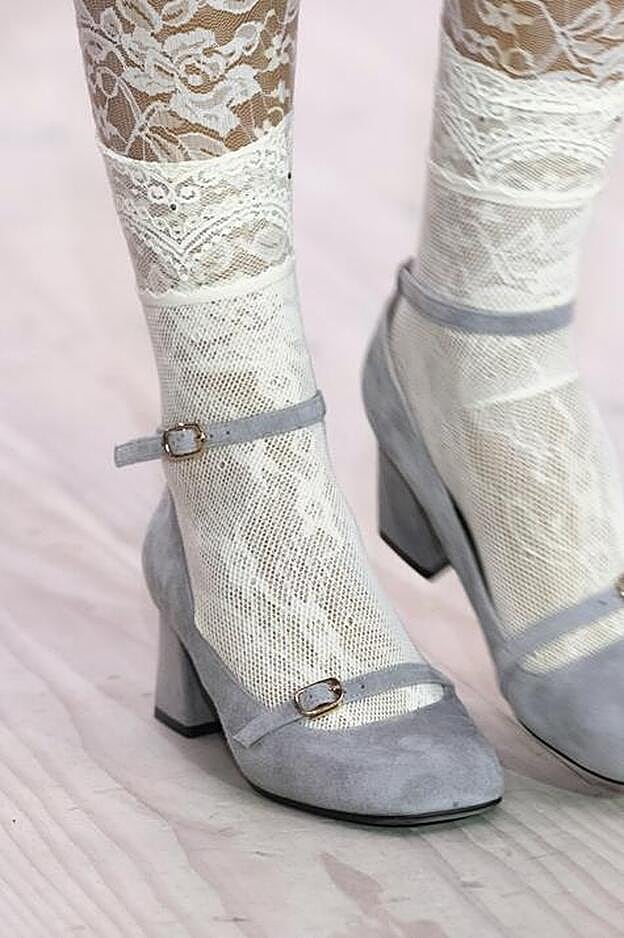 Calcetín sobre media, ambos en encaje blanco, de Bora Aksu.