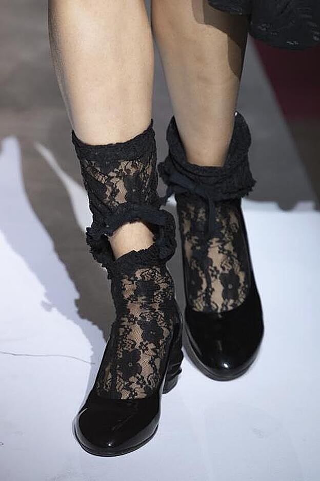 Calcetines de encaje con orificio elástico delantero, de Comme des Garçons.