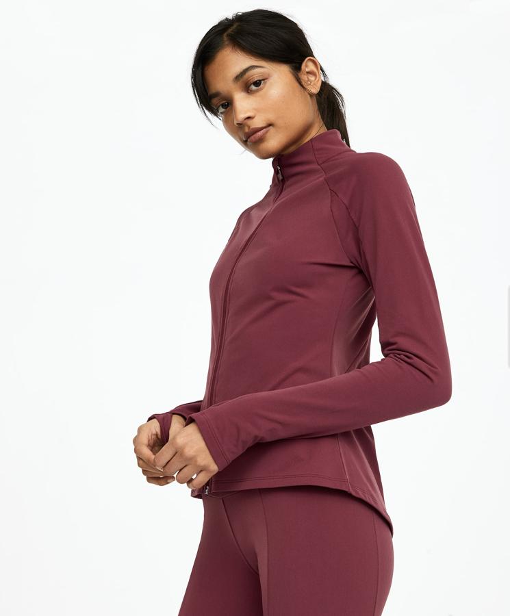Chaquetilla soft de cuello alto con cremallera de las rebajas de Oysho (20,99 euros).