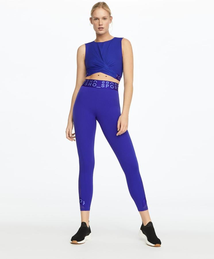 Conjunto en azul eléctrico de top (13,99 euros) y mallas con doble goma en la cinturilla (25,19) de las rebajas de Oysho .