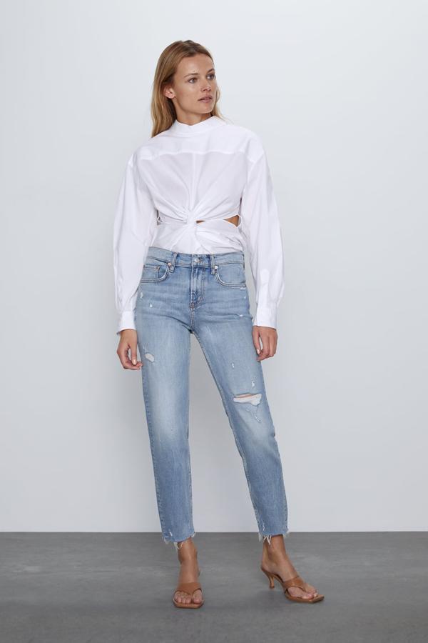 De tiro medio con cinco bolsillos, efecto lavado y rotos, estos jeans de Zara tienen los bajos acabados sin costura. Están rebajados un 45% y de 39,95 euros han pasado a 19,99 euros. Están disponibles entre las tallas 34 y 44.