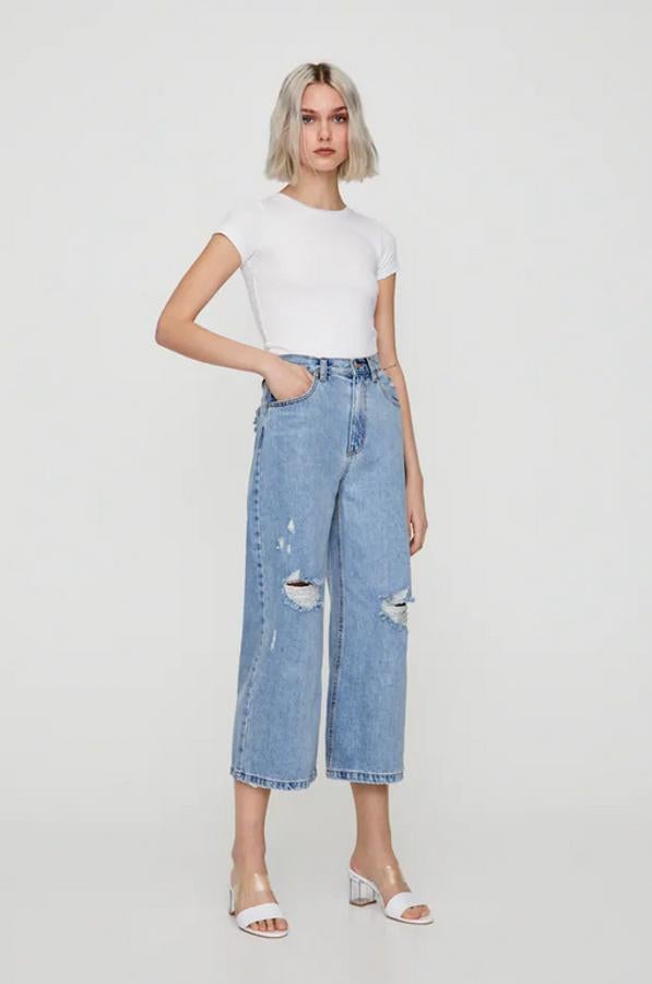 El diseño estrella de la primavera, el culotte, no podía faltar en esta selección. Este de Pull&Bear tiene rotos en la pernera y cintura con trabillas. Costaba 25,99 euros y ahora se ha quedado en 17,99 euros. Está disponible entre las tallas 32 y 42.