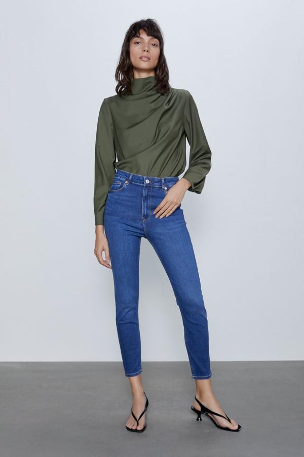 En un precioso azul intenso, estos vaqueros de Zara son de tiro medio y muy ajustados en las perneras. De 29,95 euros han pasado a 15,99 euros y están disponibles entre las tallas 34 y 44.