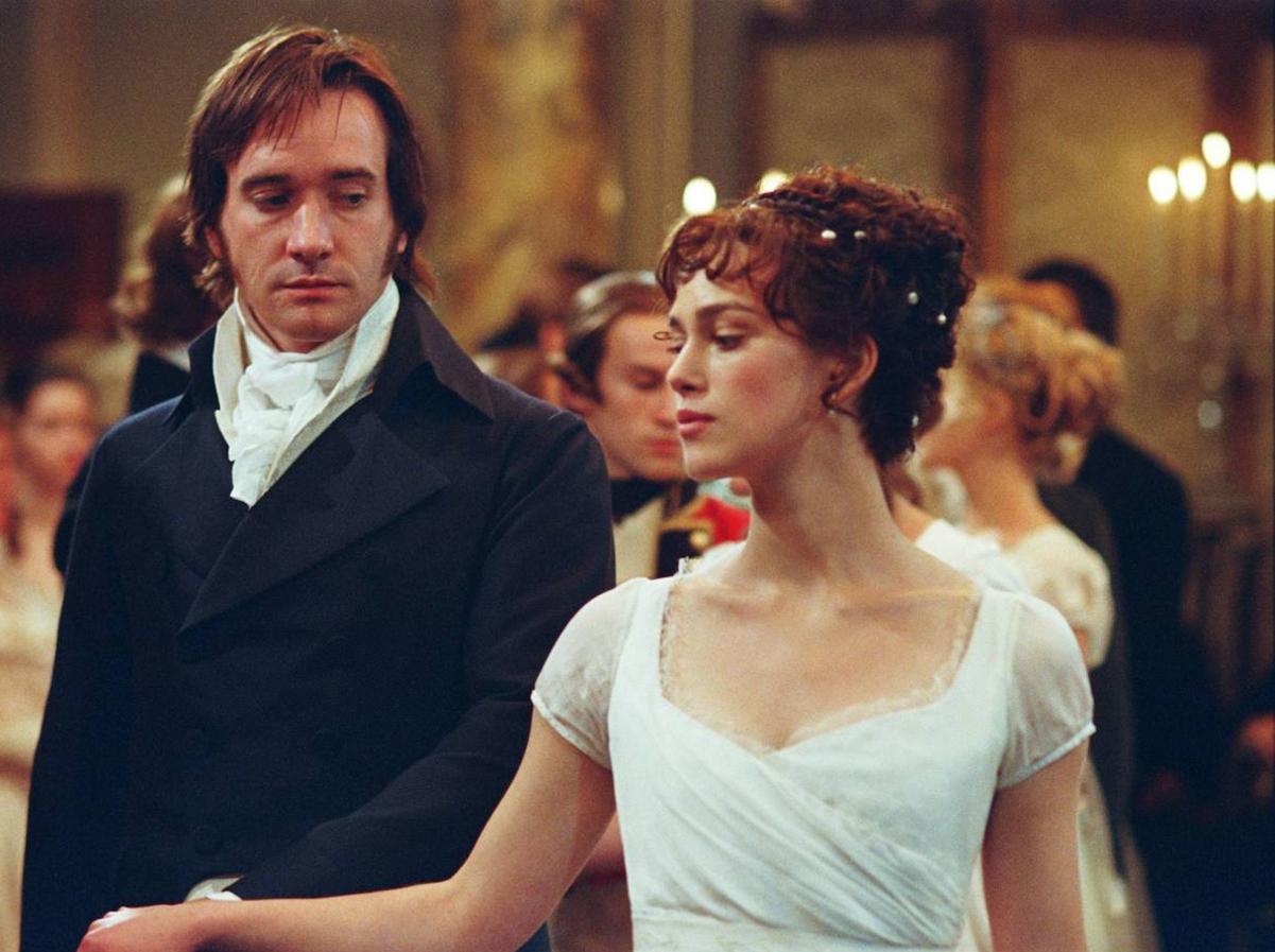 La británica  Jane Austen  es una de esas escritoras que nunca pasan de moda. Y sus historias se adaptan perfectamente a la gran pantalla. Prueba de ello es que todas sus novelas han sido convertidas en películas en más de una ocasión. Aunque ya existía una versión cinematográfica de "Orgullo y prejuicio" con Laurence Olivier rodada en 1940 y una serie de televisión, la adaptación más famosa es la de 2005, con  Keira Knightley y Matthew Macfadyen . Si no has leído el libro, puedes encontrarlo en  Amazon .