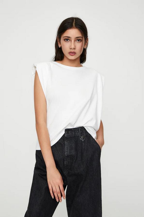 Otra propuesta en color blanco es esta camiseta blanca de Pull&Bear con diseño y mangas amplias y cuello redondo. Cuesta 15,99 euros y está disponible entre las tallas XS y XL.