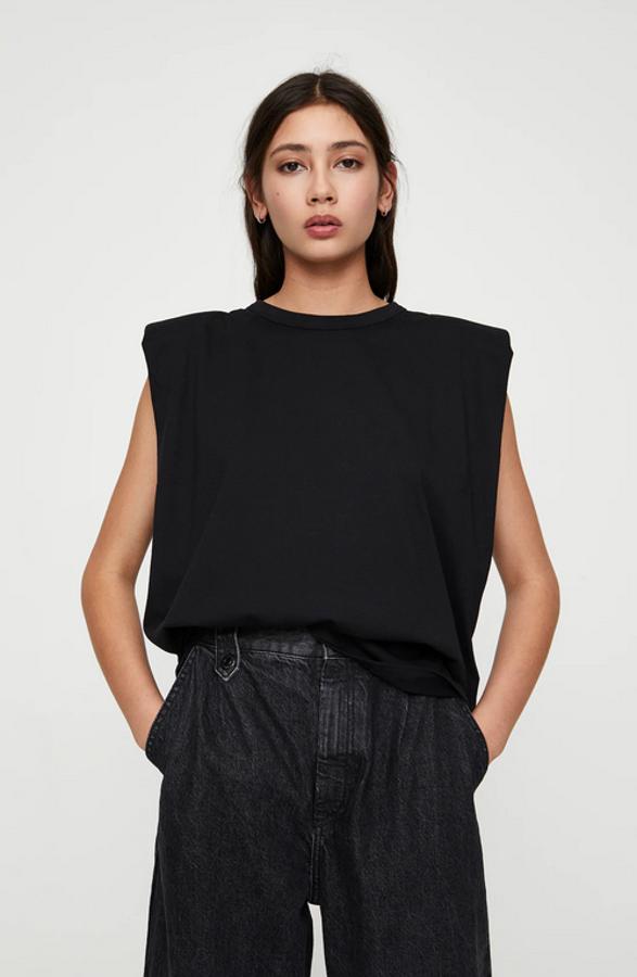 Al igual que el diseño en blanco, la propuesta de Pull&Bear con manga sisa y hombreras es algo más amplia que las del resto en las mangas y en el diseño de la prenda. Cuesta 15,99 euros y está disponible entre las tallas XS y XL.