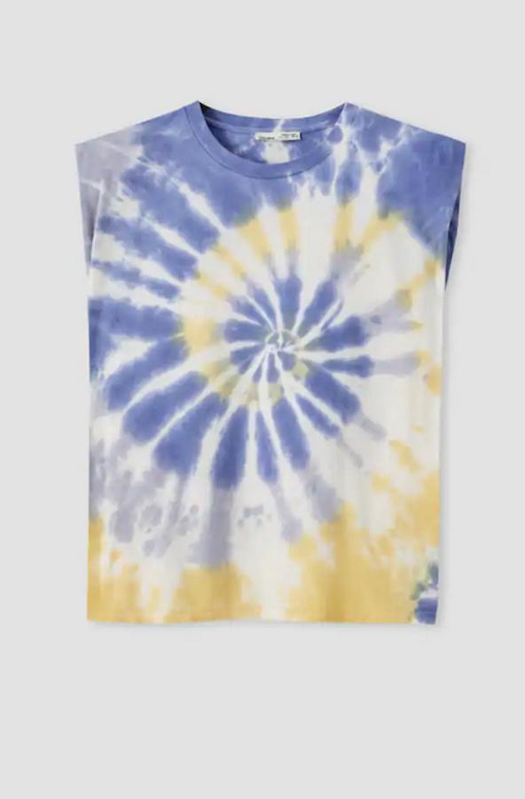 Con efecto tie-dye en tonos amarillos y lilas, esta original camiseta con hombreras es de Pull&Bear y tiene un precio de 15,99 euros. Está disponible entre las tallas XS y XL.