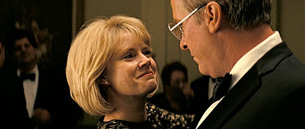 Con este aspecto rechazó Amy Adams el abrazo de Brad Pitt en 'El vicio del poder'