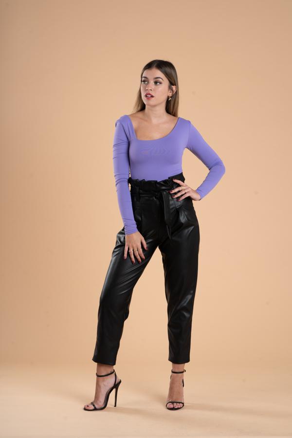 Es el modelo Roma en malva, con escote asimétrico tanto en la parte delantera como en la espalda y que combina a la perfección con una falda o pantalón de polipiel (27,99 euros).