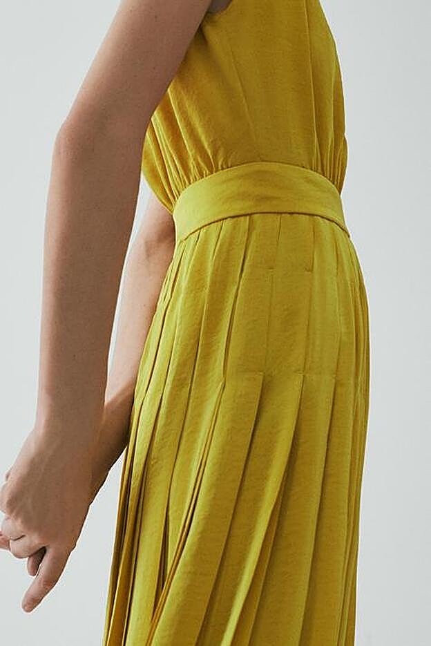 Detalles de la parte central del vestido de invitada de Massimo Dutti.