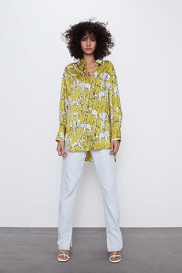 La camisa estampada con elefantes.