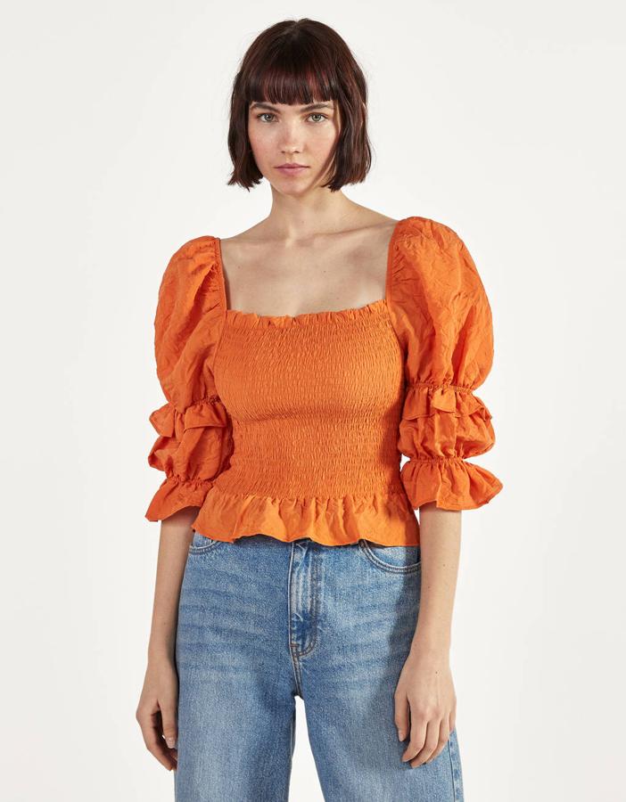 Blusa naranja con cuerpo fruncido, de Bershka (11,49 euros).