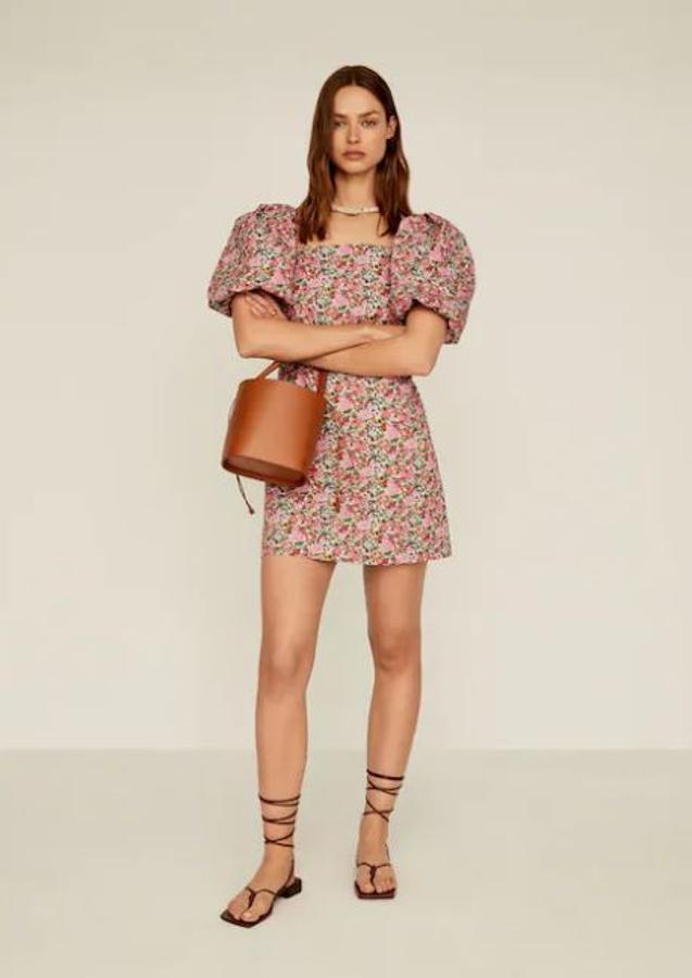 Minivestido de flores con mangas abullonadas, de Mango (31,99 euros).