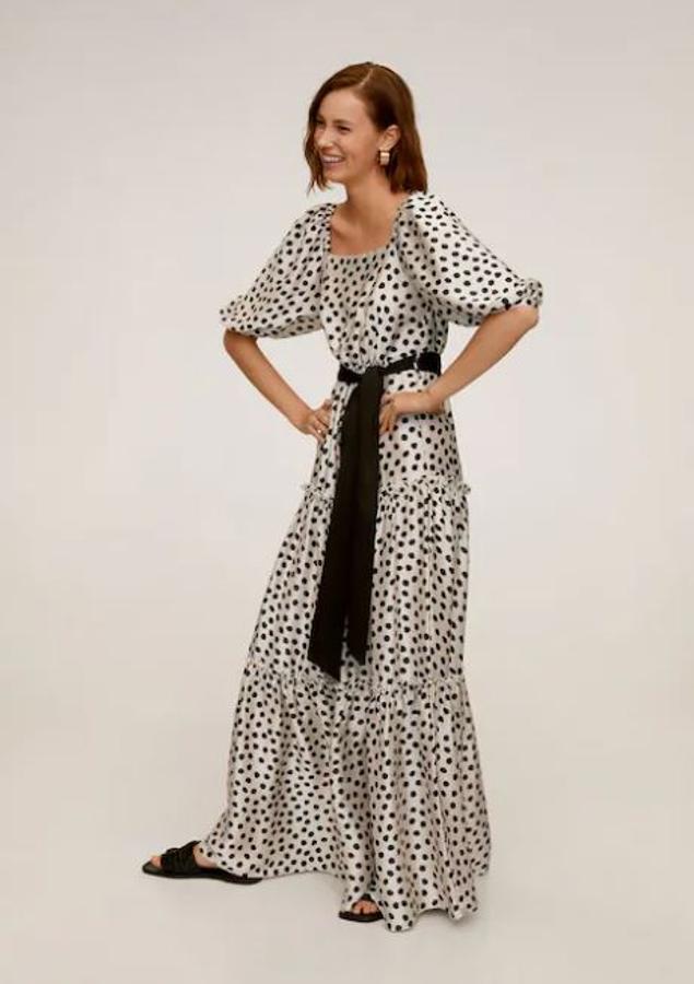 Vestido largo de lunares con cinturón, de Mango (47,99 euros).