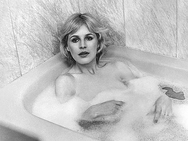 En 1975, Marianne Faithfull participó en la película "Assault on Agathon", de László Benedek.