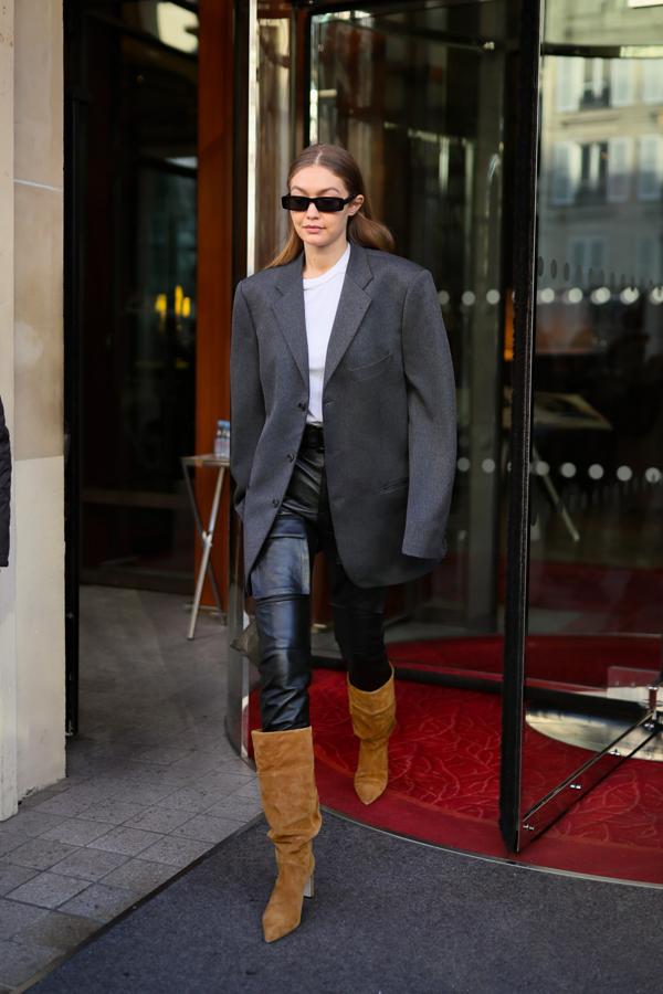 Blazer oversize y leggings de cuero.